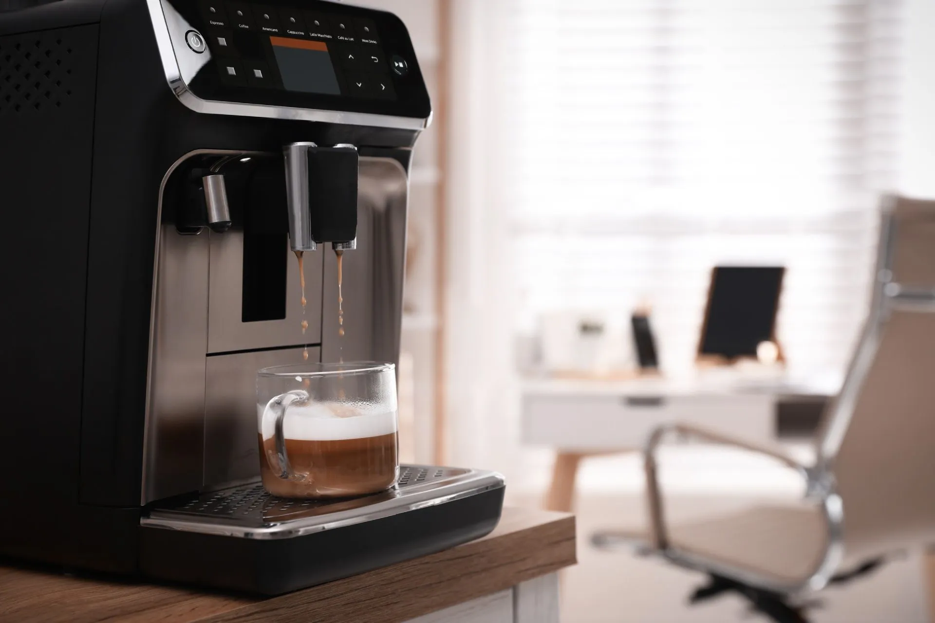 Kahvia valmistuva espressoautomaatti